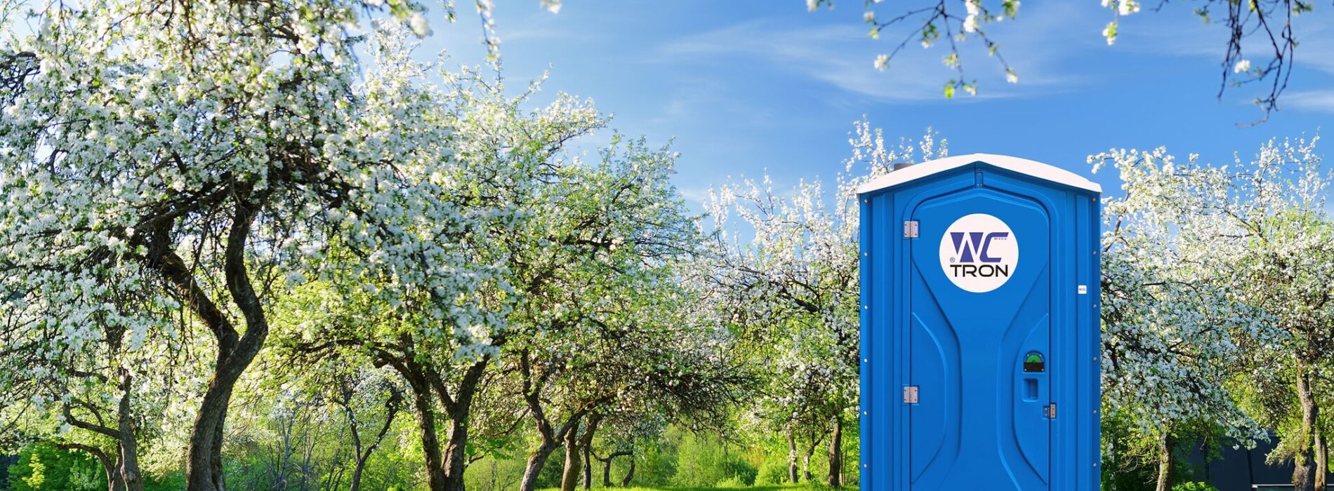 Toaleta mobilna w ogrodzie? Nowy trend wśród właścicieli posesji