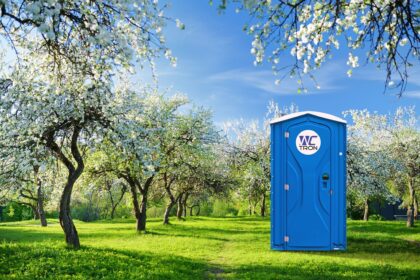 Toaleta mobilna w ogrodzie? Nowy trend wśród właścicieli posesji