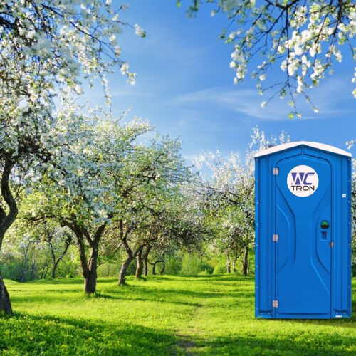 Toaleta mobilna w ogrodzie? Nowy trend wśród właścicieli posesji